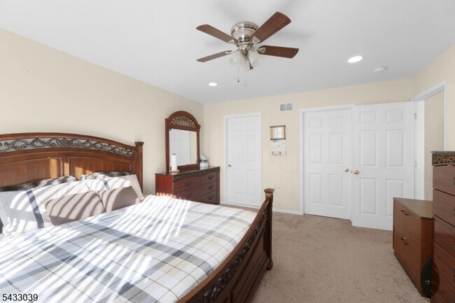 Building Photo - 158 Autumn Ridge Rd