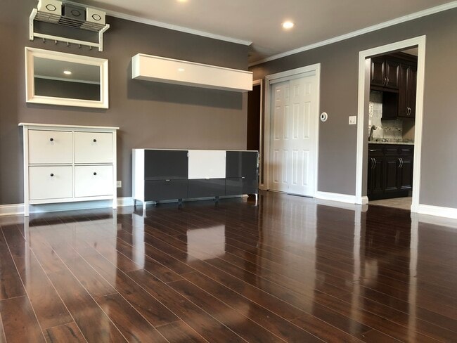 Building Photo - 1126 Parkview Dr
