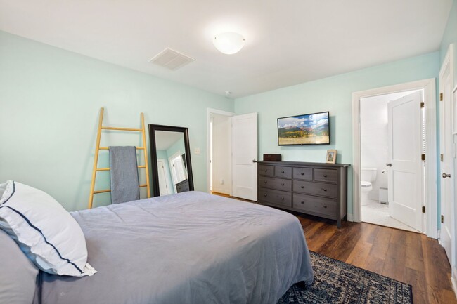 Building Photo - Available Early August! Beautiful 3-bedroo...