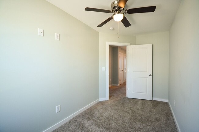 Building Photo - BEAUTIFUL! 2 Bedroom with Flex Space Townh...