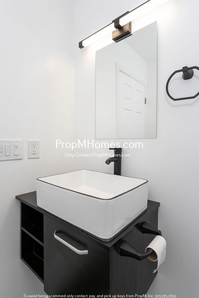 Building Photo - Fully Updated Three Bedroom Home in SE!