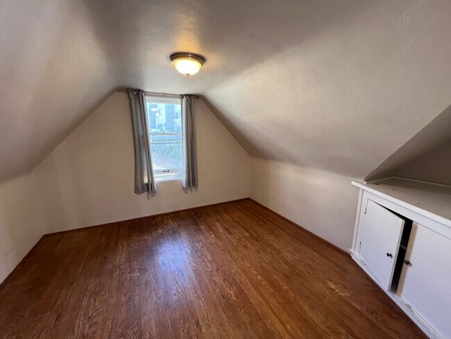 Building Photo - Tyler & Maryland Duplex