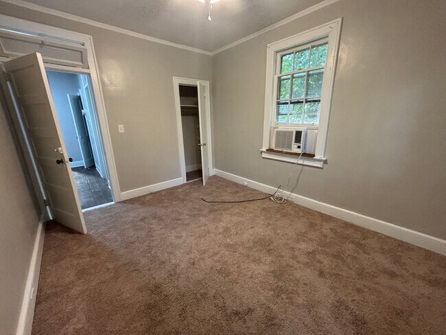 Building Photo - 1-BEDROOM UNIT AVAILABLE NOW!