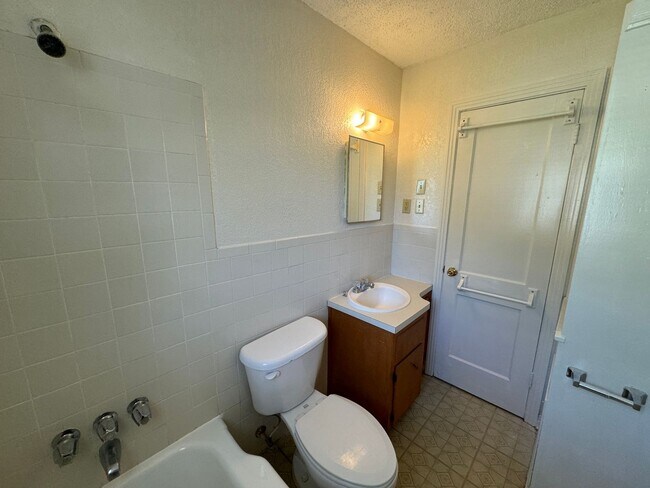 Building Photo - 708-708 Carrie Ave