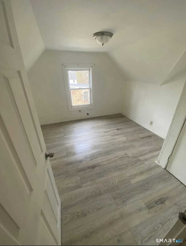 Building Photo - 27 Lilac St