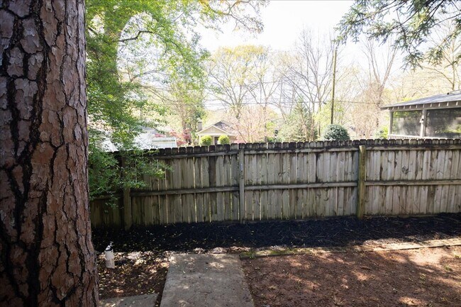 Building Photo - Beautifully Renovated 2/1 in Desirable Gra...