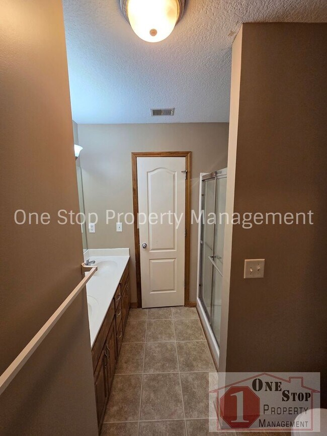 Building Photo - Beautiful 3-Bedroom 2.5 Bathroom in Independence