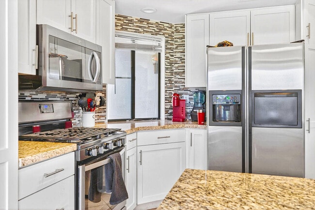 Building Photo - 55090 Shoal Creek