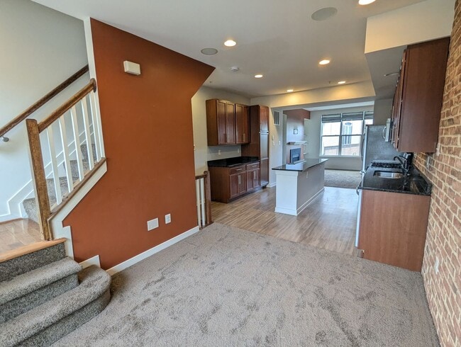 Building Photo - Modern 4 level townhouse available for imm...