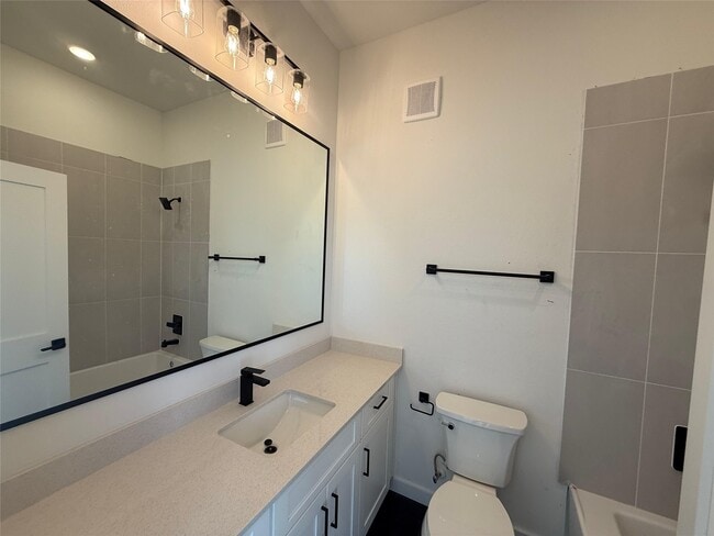 Building Photo - 2000 Riverside Farms Rd