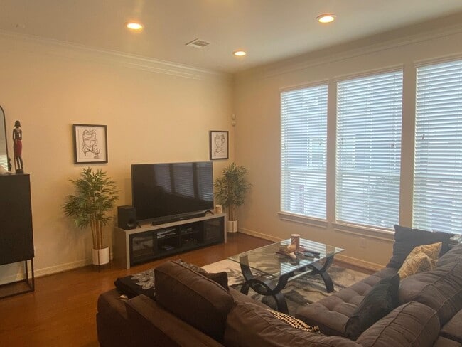 Building Photo - 3209 Clearview Cir