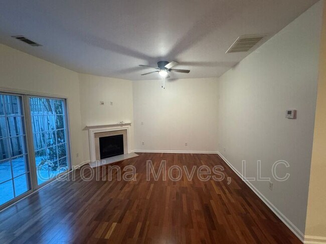 Building Photo - 121 Pine Walk Dr
