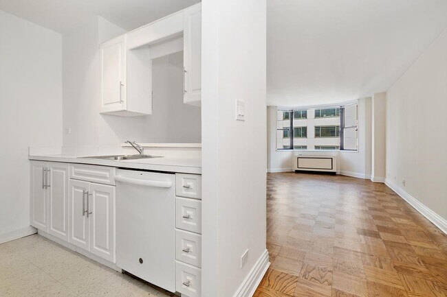 Building Photo - 400 E 71st St