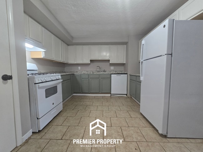 Building Photo - 8 St Celeste Dr