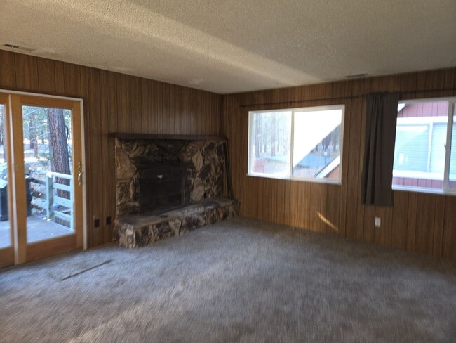 Building Photo - Two bedroom unfurnished in Sierra Tract
