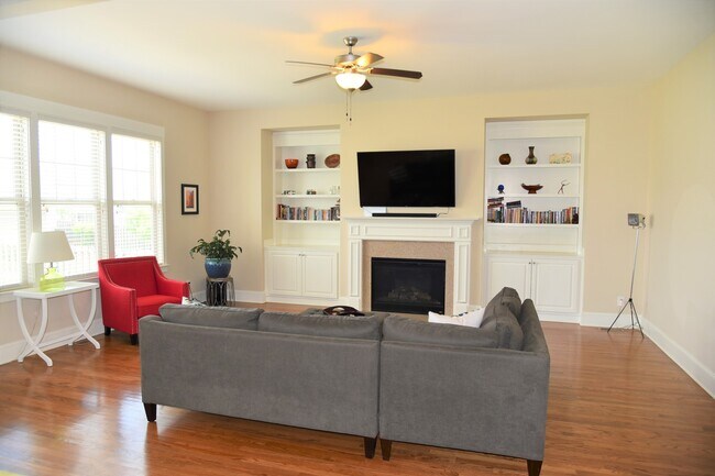 Building Photo - Beautiful, Spacious 4 bedroom 3 bath home ...