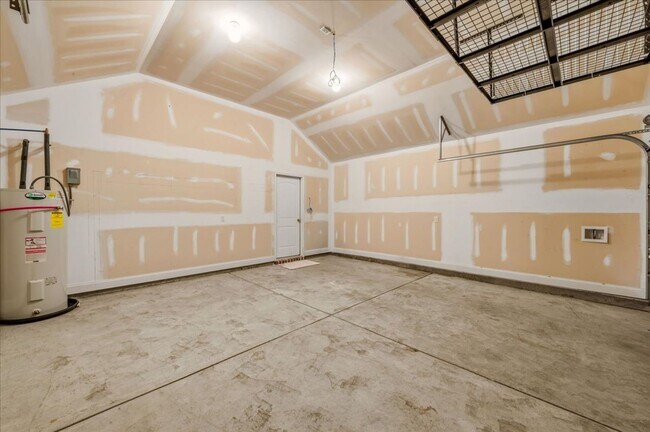 Building Photo - Spacious 5-Bedroom Home with Screened Patio & Private Fenced Yard in Guyton