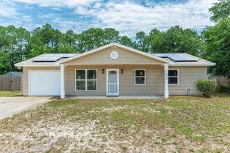 Building Photo - Charming Navarre Home on Nearly Half an Acre