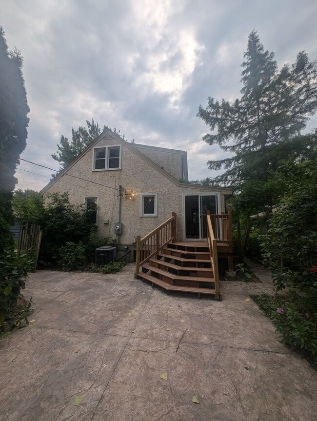 Building Photo - Charming Garden Oasis in West St. Paul – F...