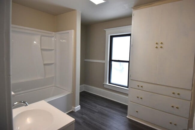 Building Photo - 3 Bedroom 2 Bathroom 2 Stall Garage