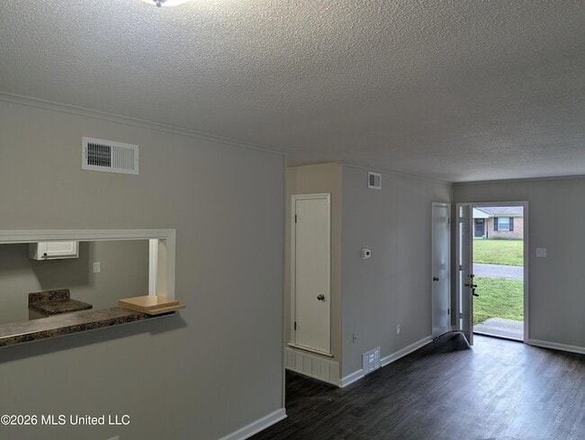 Building Photo - 2628 Hillcrest Dr