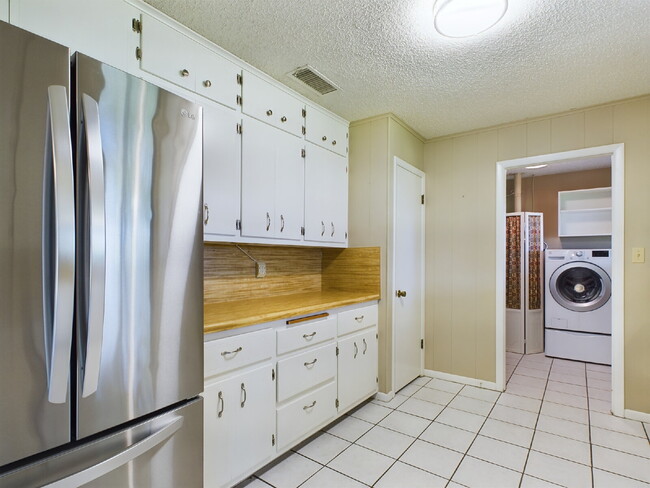 Building Photo - Generous 3-Bed, 2-Bath Home in Fredericksb...