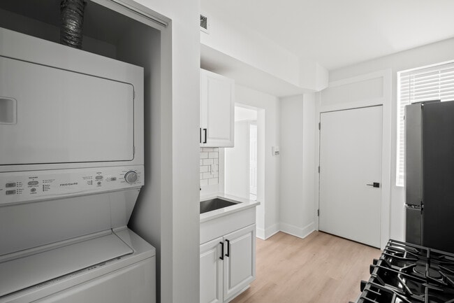 Building Photo - 3049 W Berteau Ave