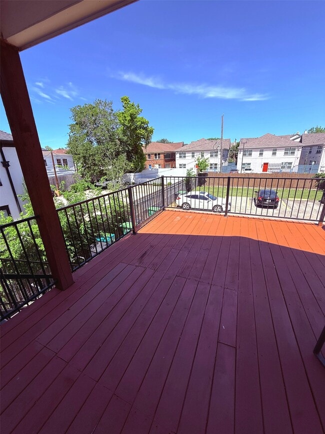 Building Photo - 1915 Binz St