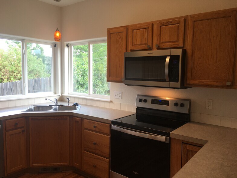 New appliances - 809 Scotch Pine Dr