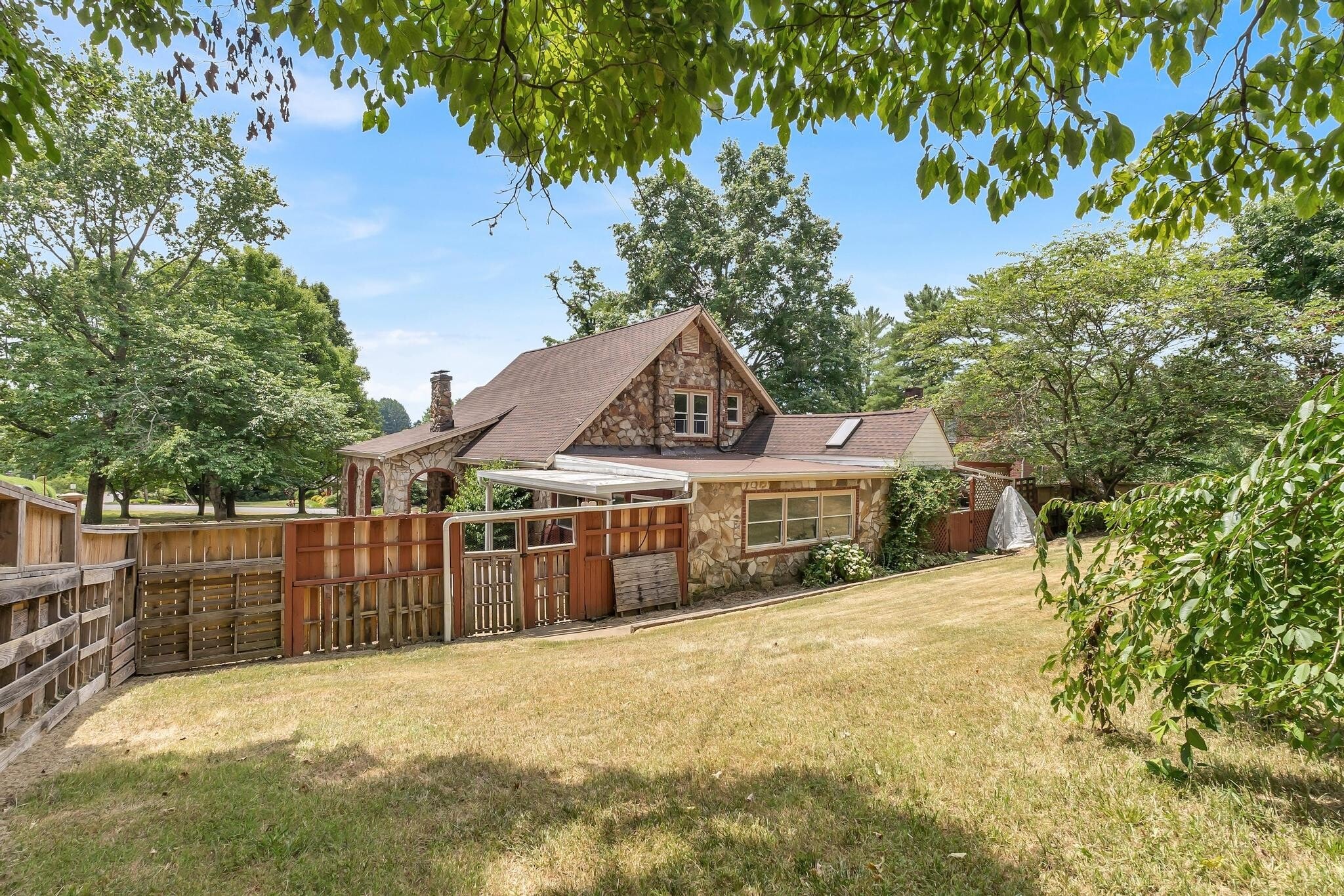 Building Photo - 1688 Overhill Rd