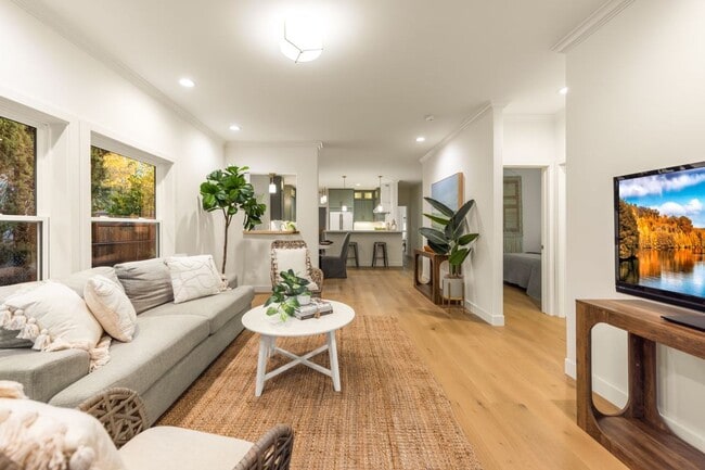 Building Photo - Downtown Craftsman