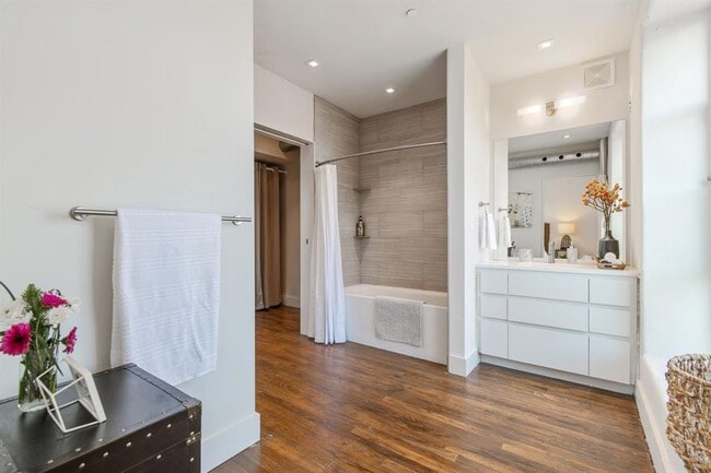 Building Photo - 1329 College Ave