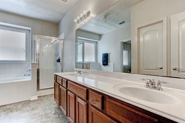 Building Photo - 9211 Hidden Lake E Dr