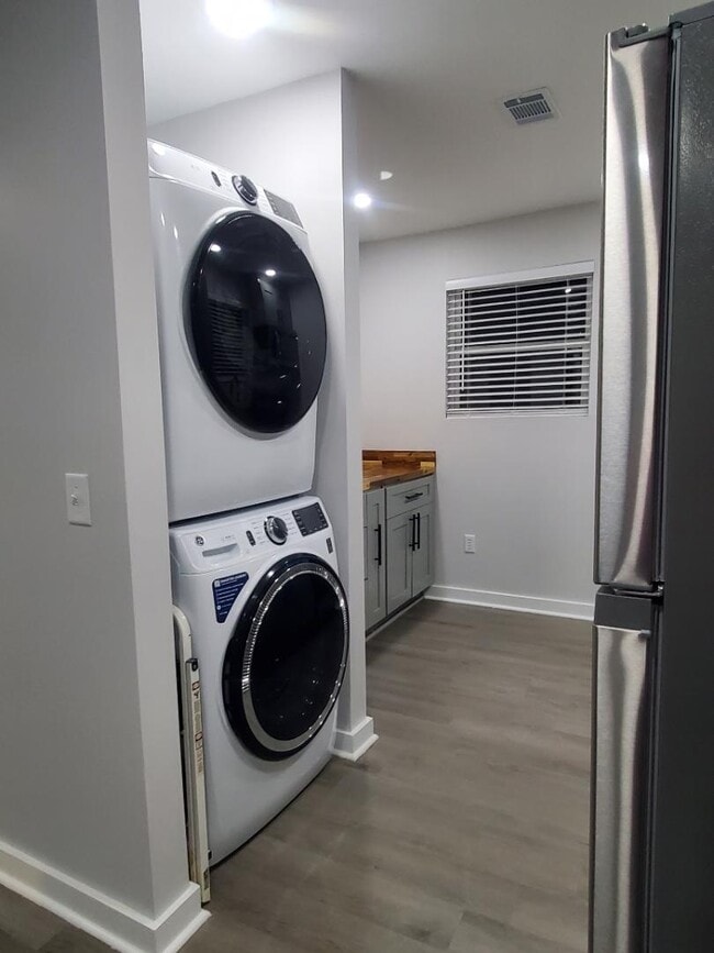 Building Photo - 290 Quick St