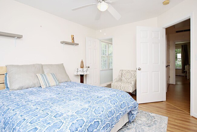 Building Photo - Light-Filled End-Unit Townhome in Forest Lakes North