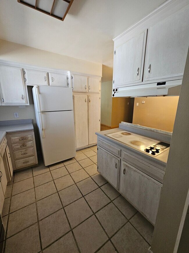 Building Photo - Large 3 bedroom in great location