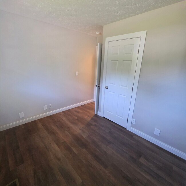 Building Photo - *Coming Soon!!*724 Winding Way Recently Renovated 4BR, 1 BA House in Union Township*