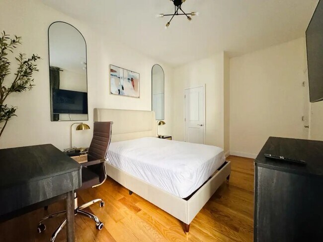 Building Photo - Furnished room/NOT APARTMENT