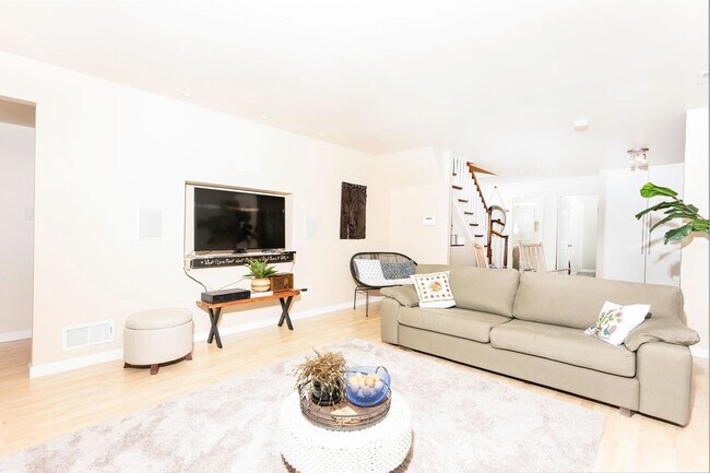 Building Photo - Amazingly Beautiful Fully Renovated 4BR/DEN/3FB/GAR North Bethesda Home