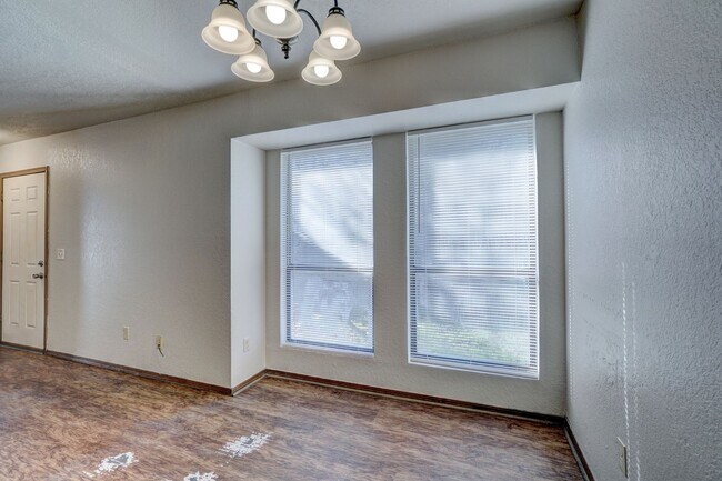 Building Photo - Comfort, Charm & Convenience in This Edmond Duplex