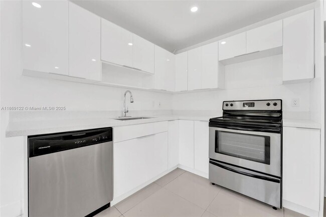 Building Photo - 1131 SW 32nd Ct
