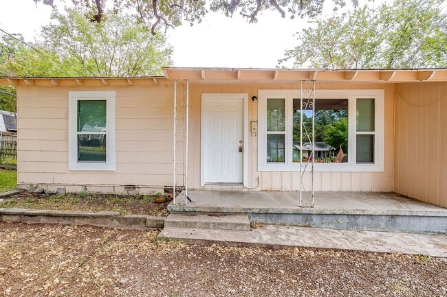 Building Photo - Remodeled 2 Bed 1 Bath Home Ready for New ...