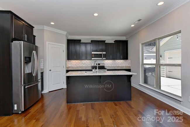 Building Photo - 8765 Aspinwall Dr