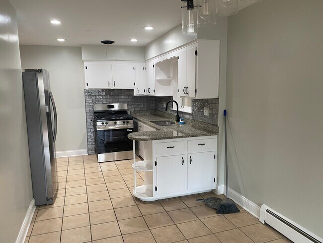 Building Photo - 5530 N Mango Ave