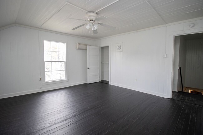 Building Photo - 2 Bedroom, 1.5 Bath in West Columbia, Step...