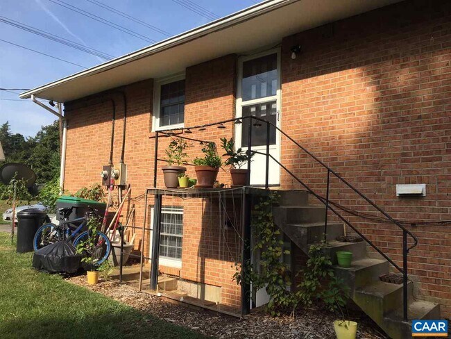 Building Photo - 1705 Cedar Hill Rd