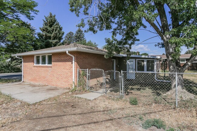 Building Photo - 2408 Lake Dr