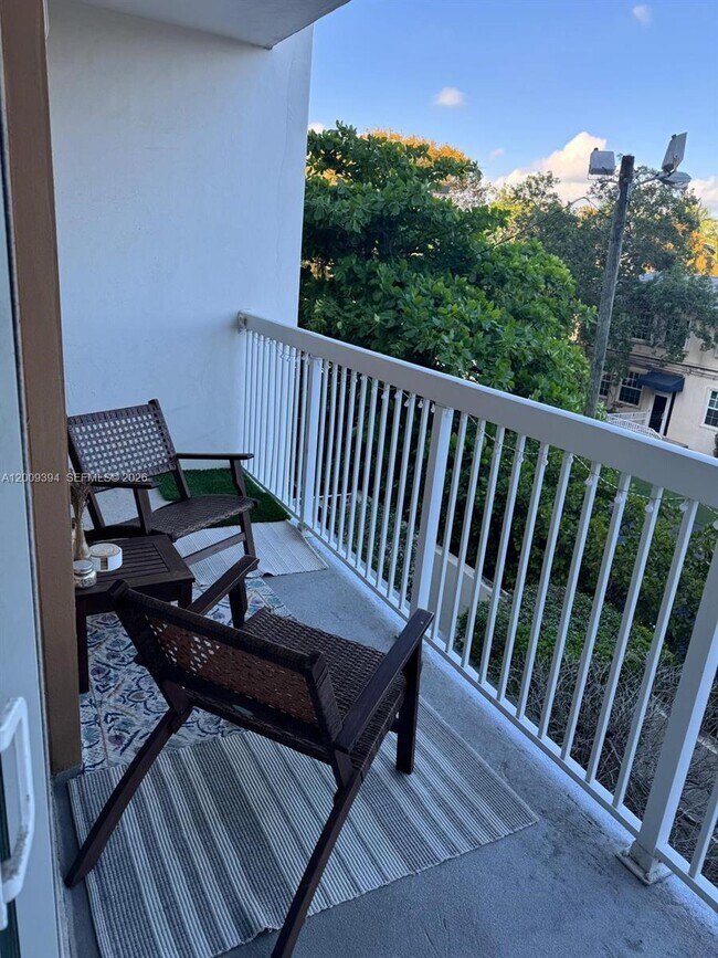 Building Photo - 2740 SW 28th Terrace