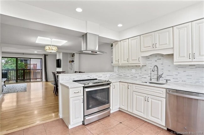 Building Photo - 237 Strawberry Hill Ave