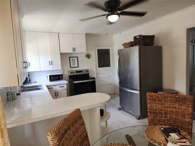 Building Photo - 1104 E Sycamore St